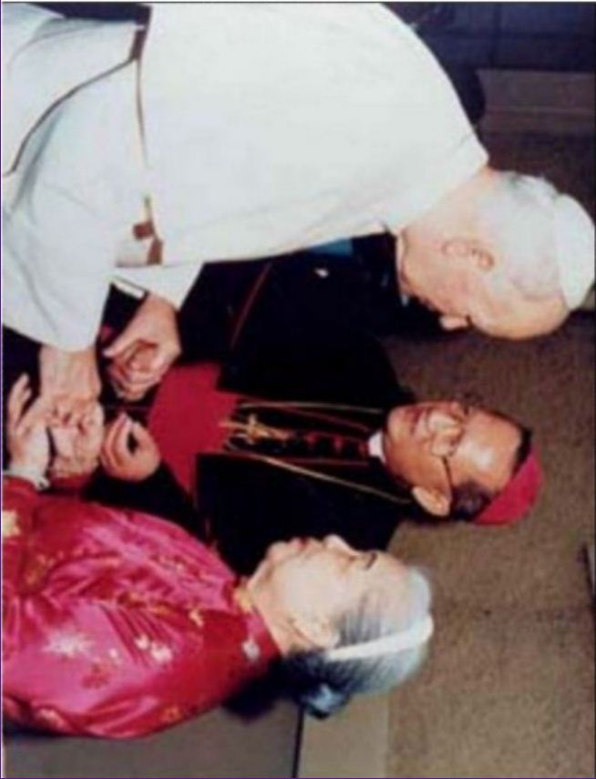 Sa Sainteté le Pape Jean Paul II, accompagné de Vu Van Thuan et son fils