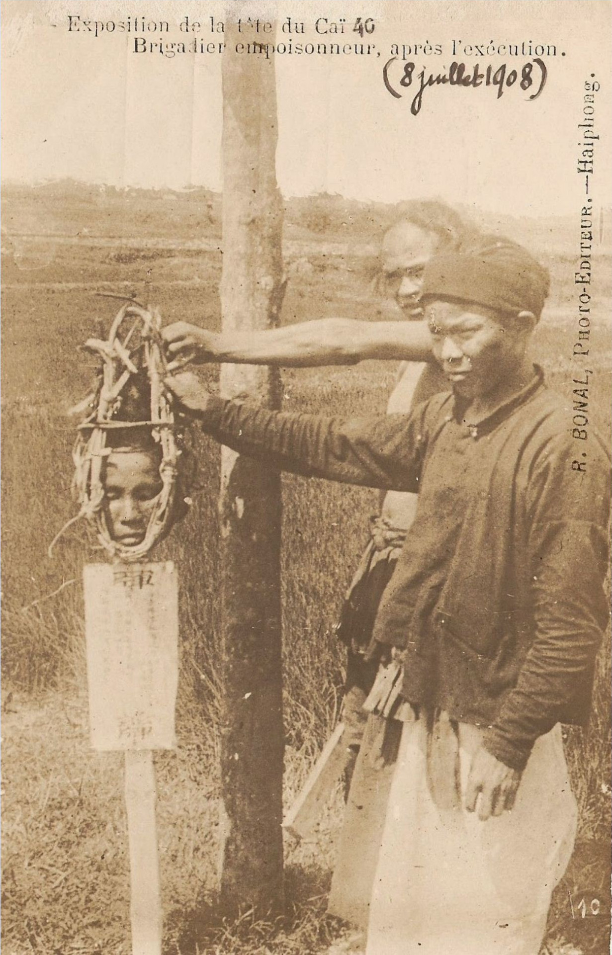    Exposition de la tête du Caï 40 (40/16)
               Brigadier empoisonneur, après l'exécution.
                                  (8 juillet 1908)