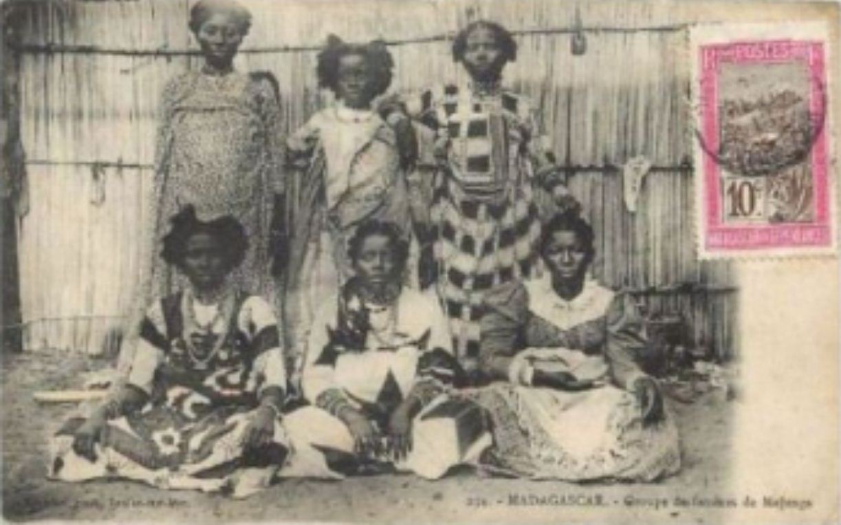 MADAGASCAR - Grupo de mulheres de Majunga.