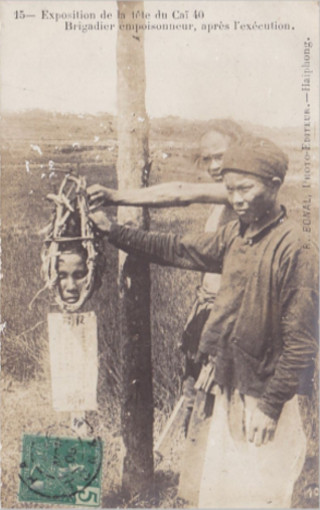 Exposição da cabeça do Cai 40 Brigadeiro envenenador, após a execução